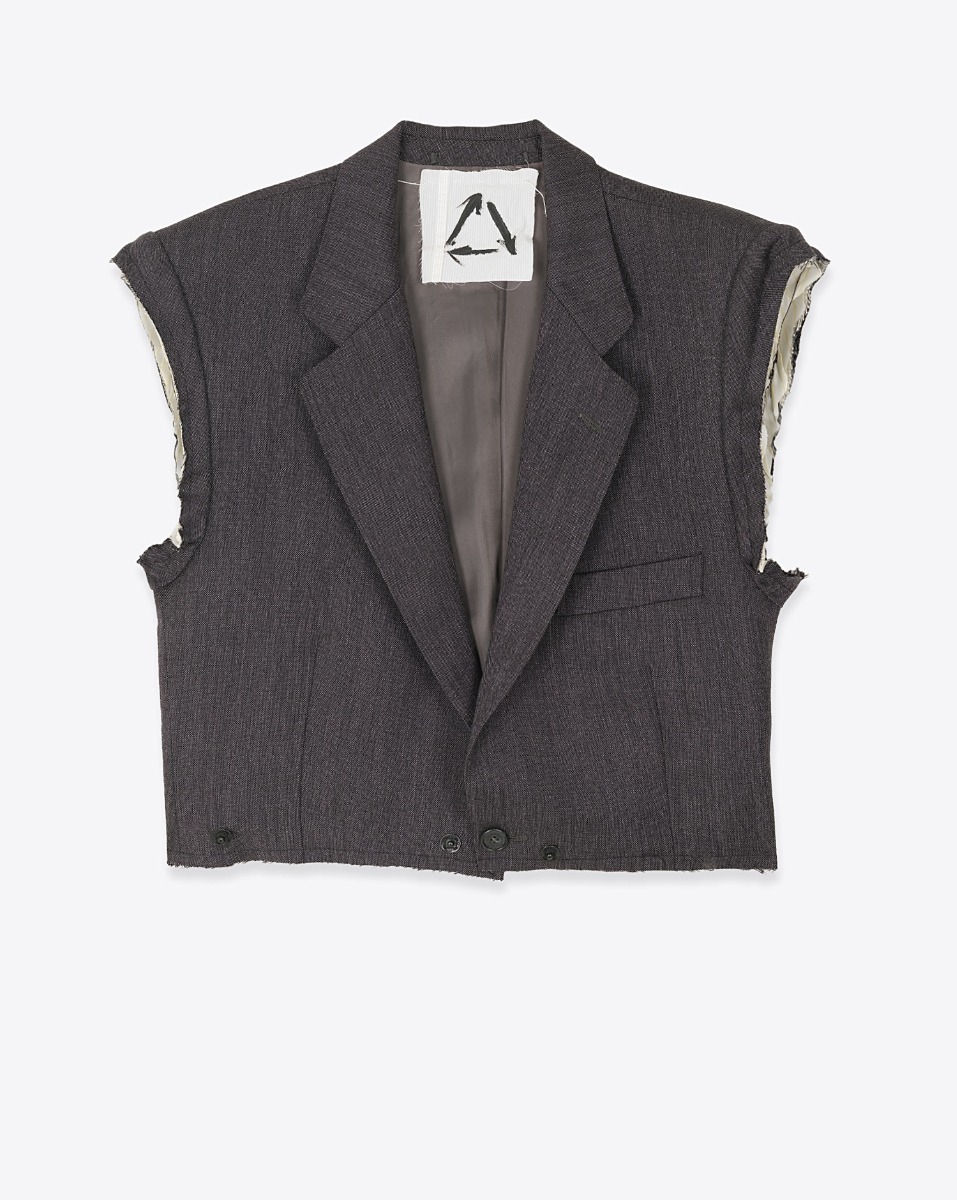 Veste sans manches en laine froide marine, customis&eacute;e et upcycl&eacute;e par Yekaterina Ivankova, vue de face. D&eacute;tail de la veste sans le bas amovible.