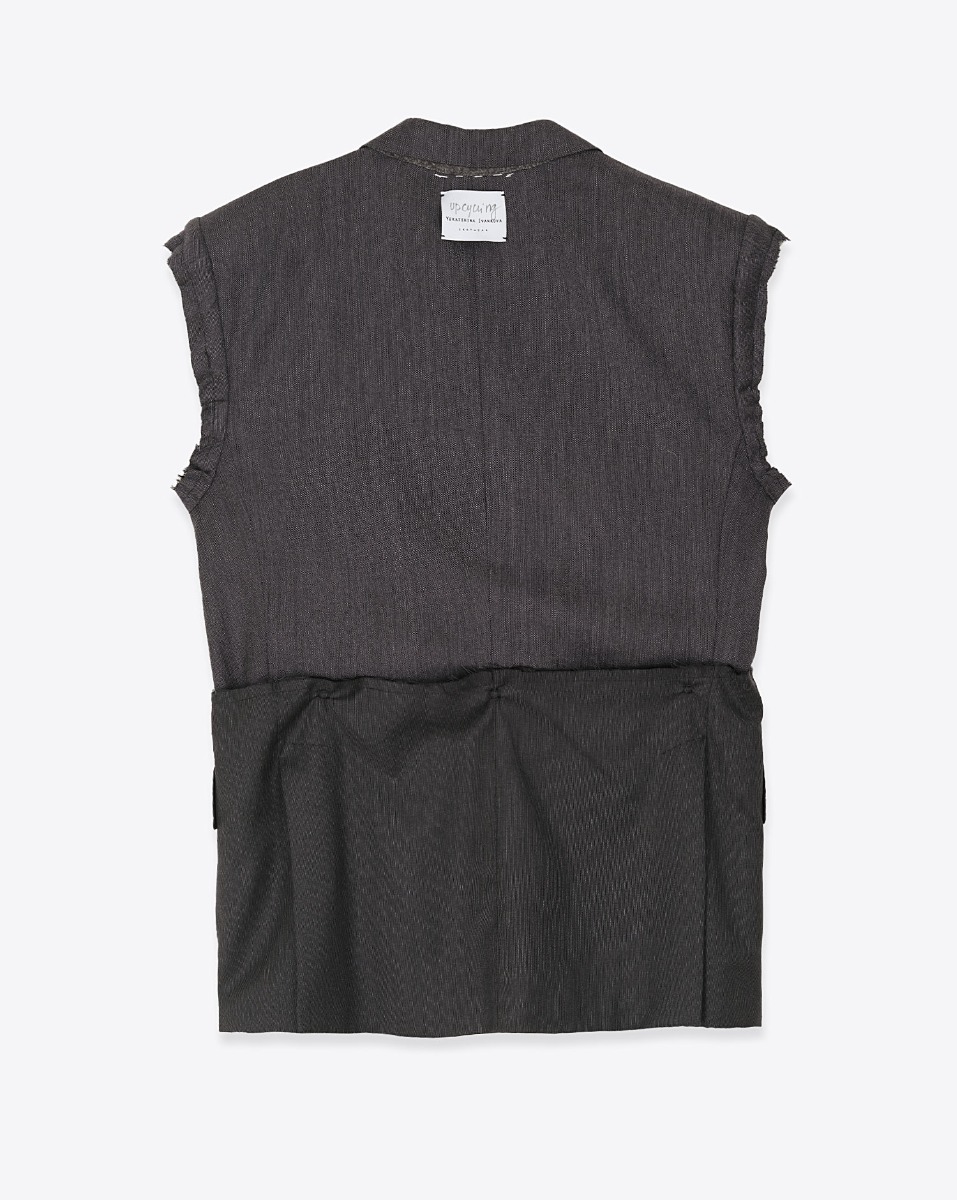 Veste sans manches en laine froide marine, customis&eacute;e et upcycl&eacute;e par Yekaterina Ivankova, vue de dos.