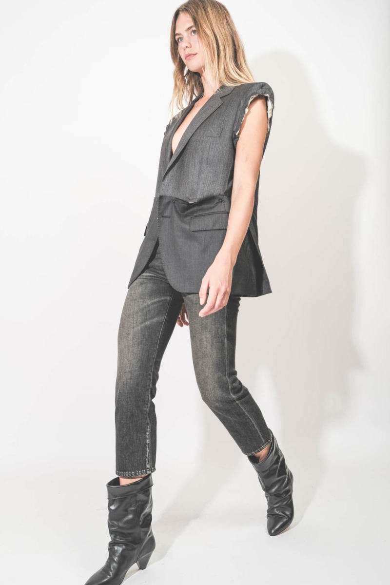 Veste sans manches en laine froide marine, customis&eacute;e et upcycl&eacute;e par Yekaterina Ivankova, port&eacute;e de profil.