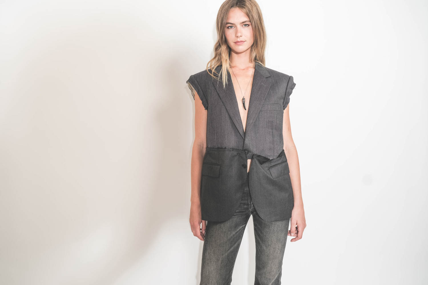 Veste upcycl&eacute;e sans manches en laine froide, cr&eacute;ation unique de Yekaterina Ivankova, port&eacute;e de face.