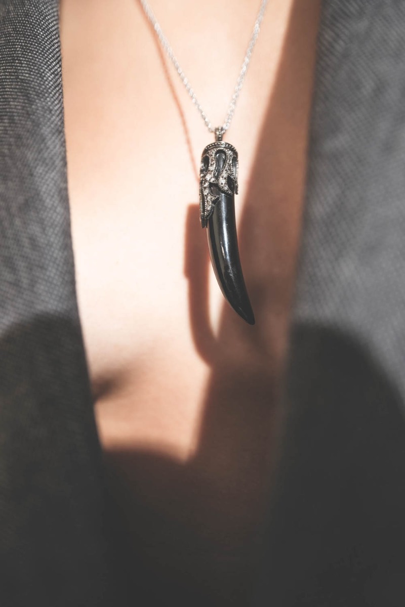 Veste upcycl&eacute;e sans manches en laine froide, cr&eacute;ation unique de Yekaterina Ivankova, port&eacute;e de face. D&eacute;tail du d&eacute;collet&eacute; profond.