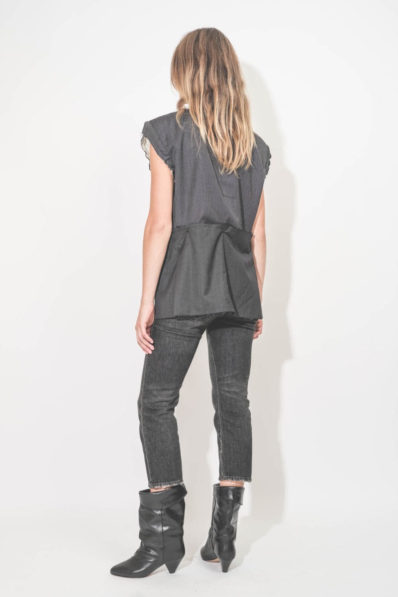 Veste sans manches en laine froide, upcycl&eacute;e et customis&eacute;e par Yekaterina Ivankova, port&eacute;e de dos.