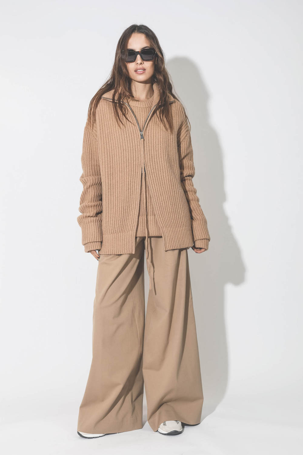 Gilet zip camionneur en maille cachemire camel Maison Flaneur. Porté de face. 