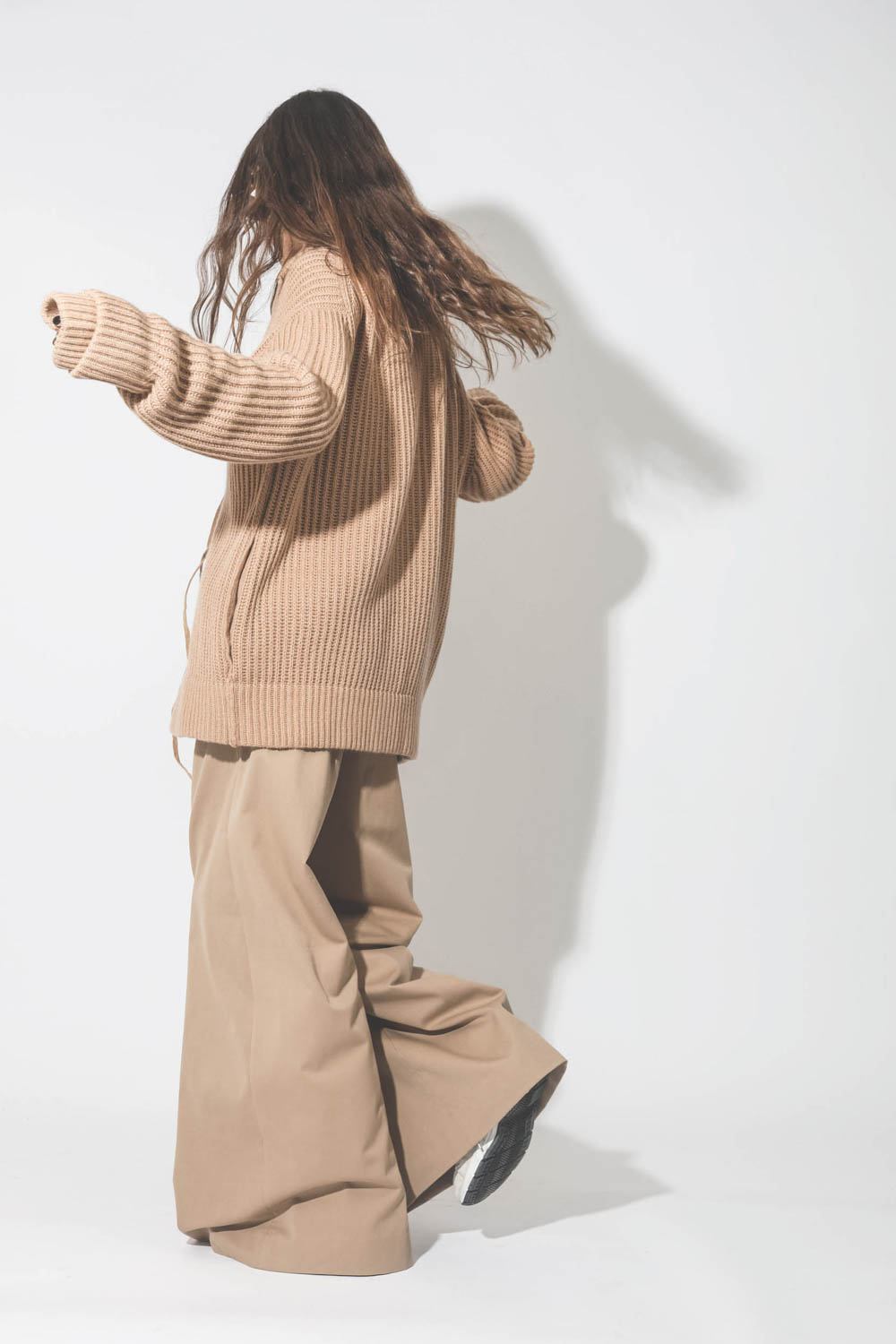 Gilet zip camionneur en maille cachemire camel Maison Flaneur. Porté avec un pantalon large camel.