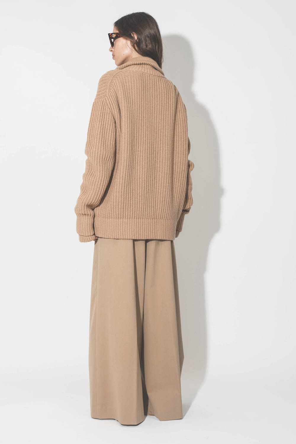 Gilet zip camionneur en maille cachemire camel Maison Flaneur. Porté de dos.