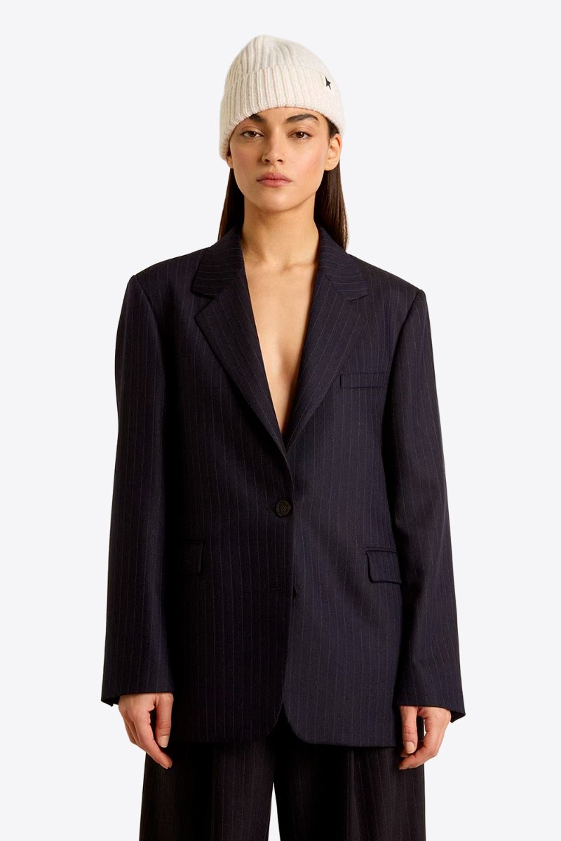 Veste blazer Maia Golden Goose en laine froide bleu nuit à rayures portée de face.