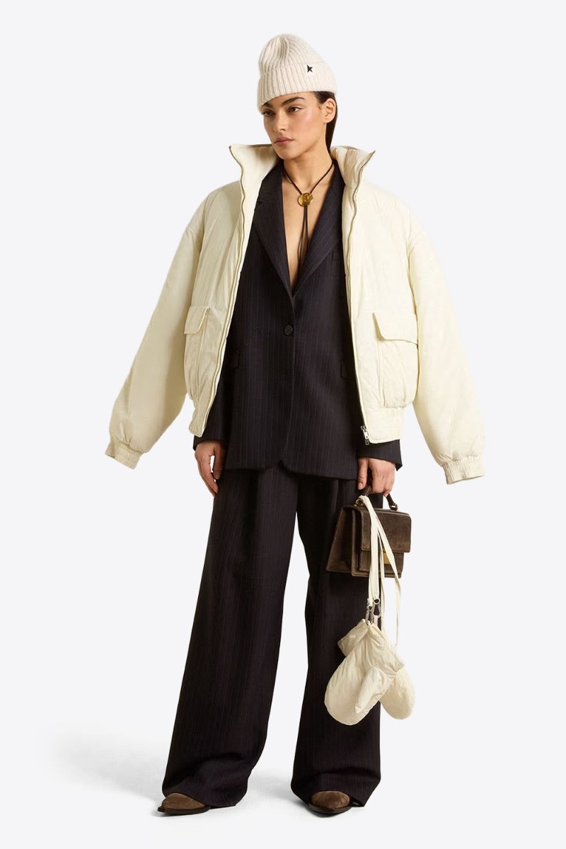 Veste blazer Maia Golden Goose en laine froide bleu nuit à rayures portée avec un blouson sur les épaules.