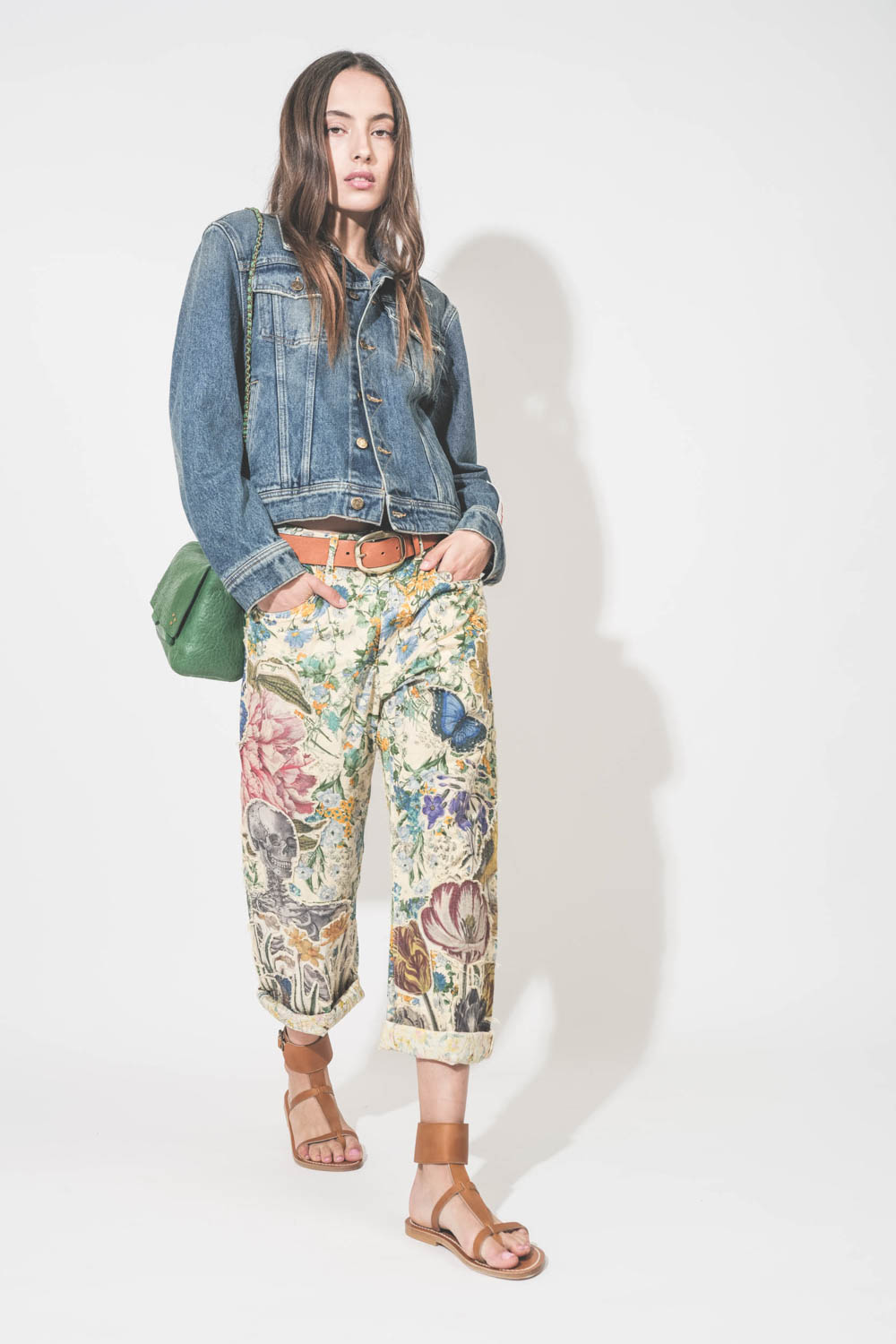 Blouson en jean ajusté en denim bleu Golden Goose. Porté fermé de face à même la peau.