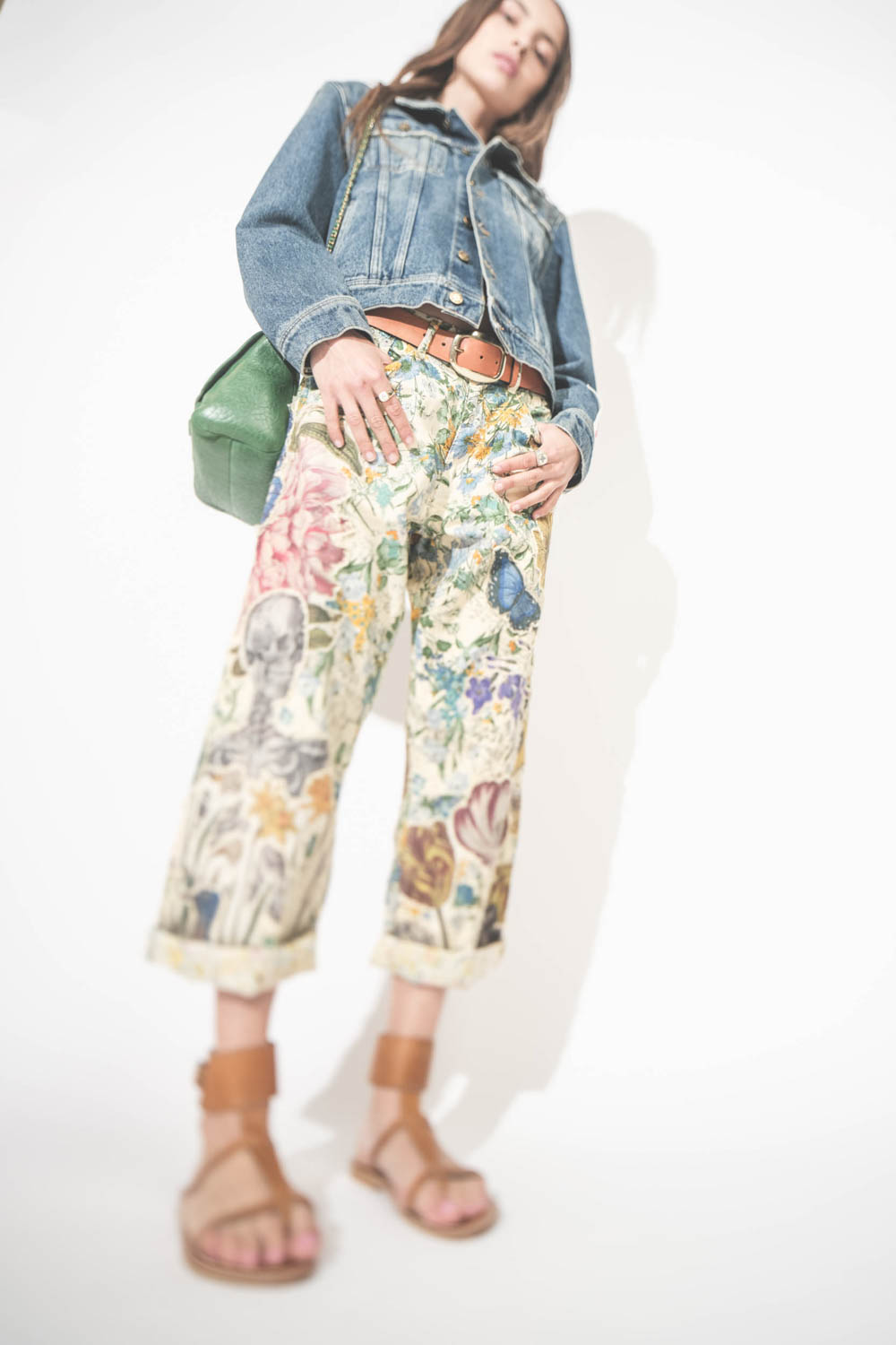 Blouson en jean ajusté en denim bleu Golden Goose. Porté avec un pantalon imprimé et brodé fleurs Boyfriend. 
