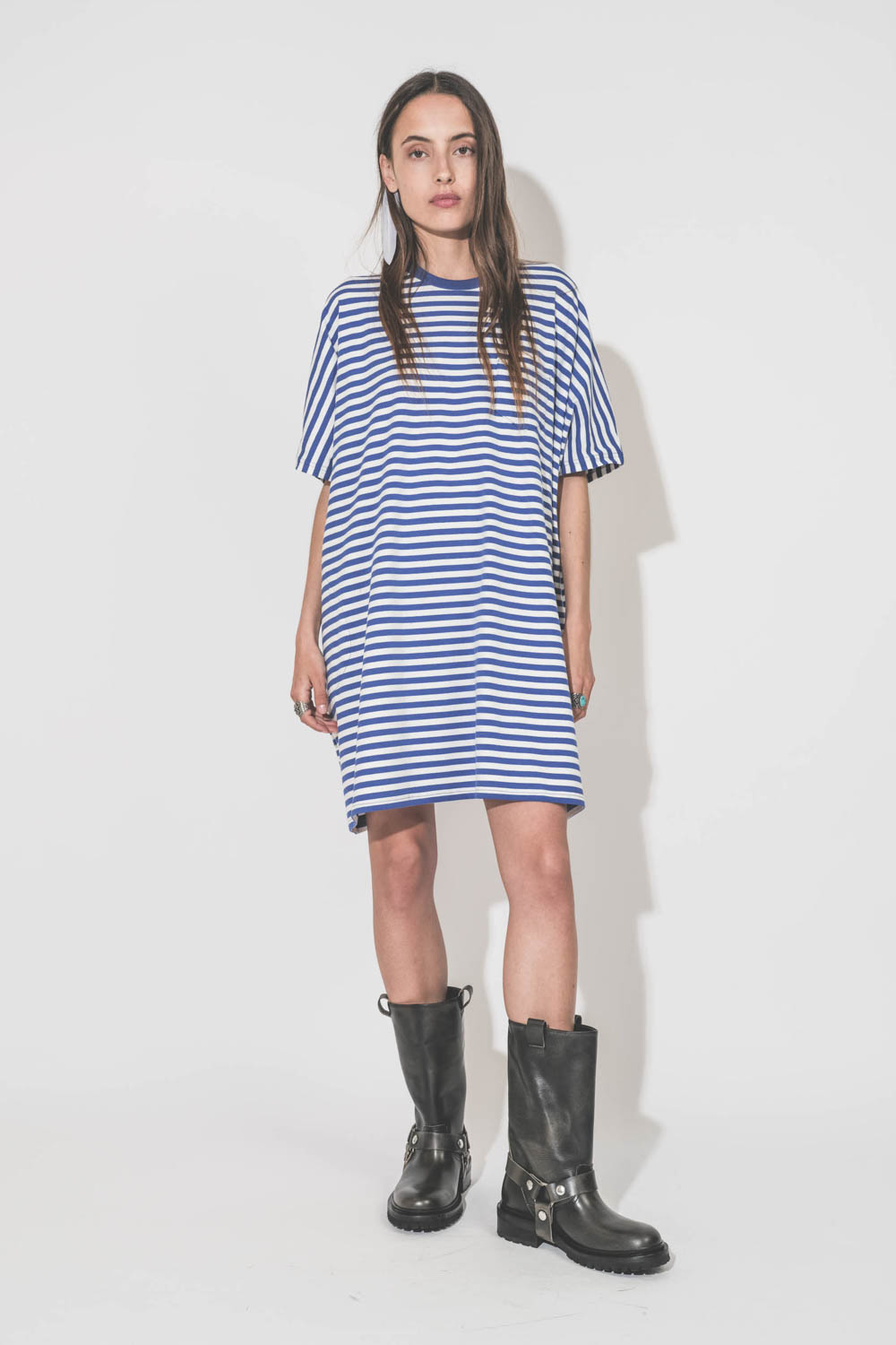Bottes en cuir noir délavé esprit biker Kurt Golden Goose. Porté avec une robe tee-shirt marinière rayée bleu et blanc Denimist. 