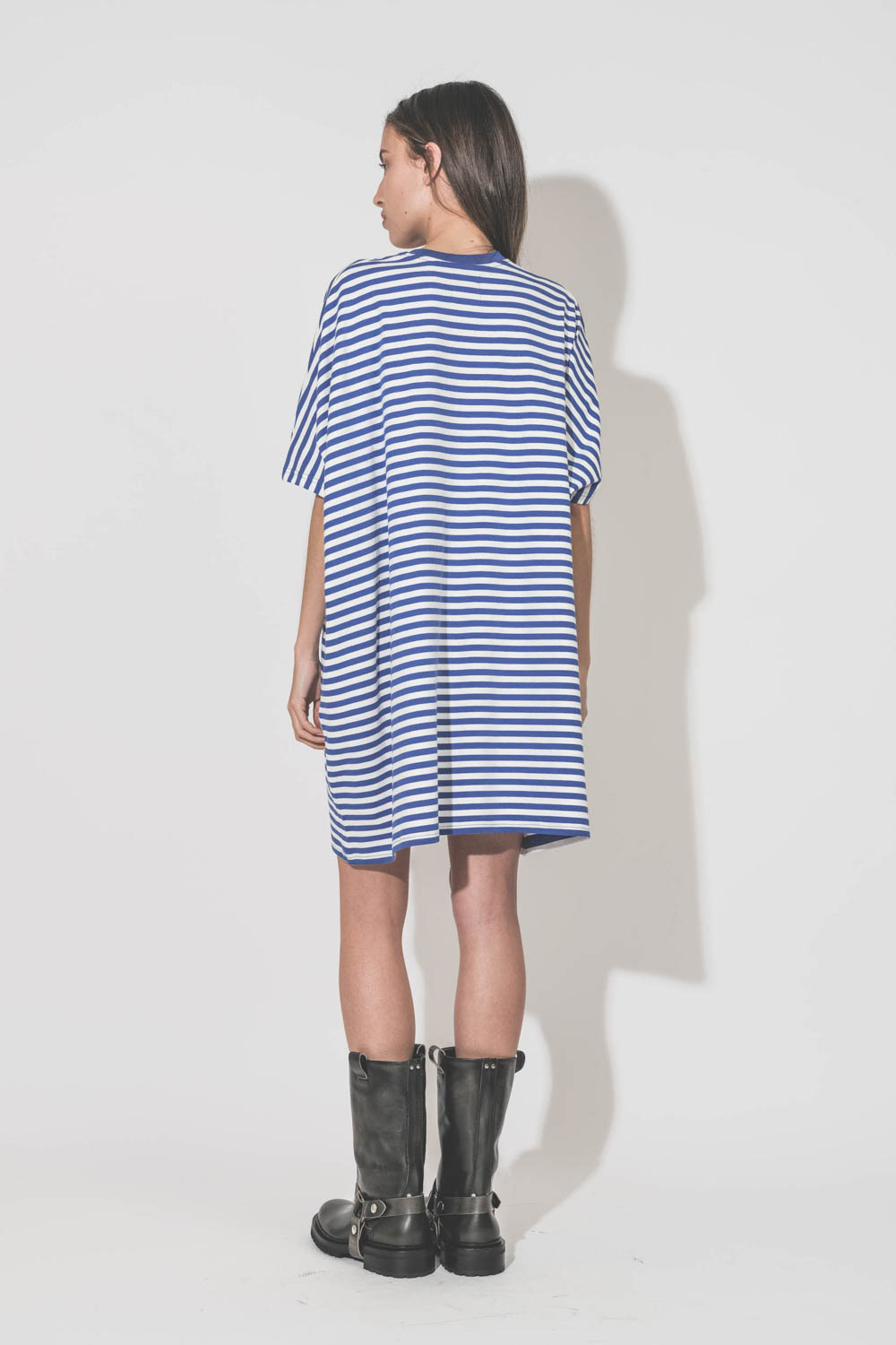 Bottes en cuir noir délavé esprit biker Kurt Golden Goose. Porté de dos avec une robe tee-shirt marinière rayée bleu et blanc Denimist. 