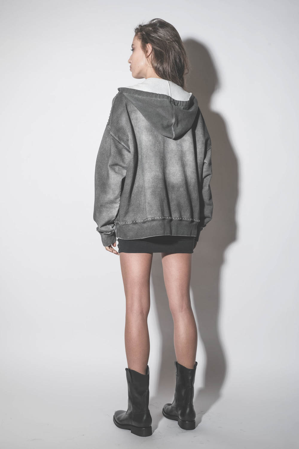 Bottes de motard en cuir lisse noir Biker Golden Goose. Porté de dos.