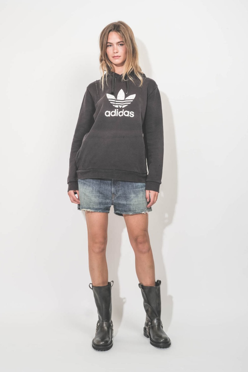 Bottes Kurt Biker Golden Goose en cuir noir. Portées de face.