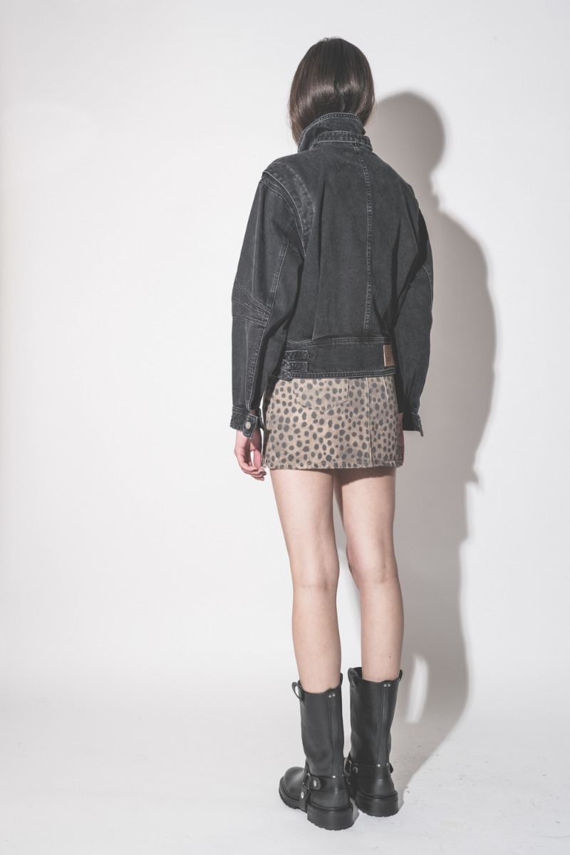 Bottes Kurt Biker Golden Goose en cuir noir, port&eacute;es de dos.