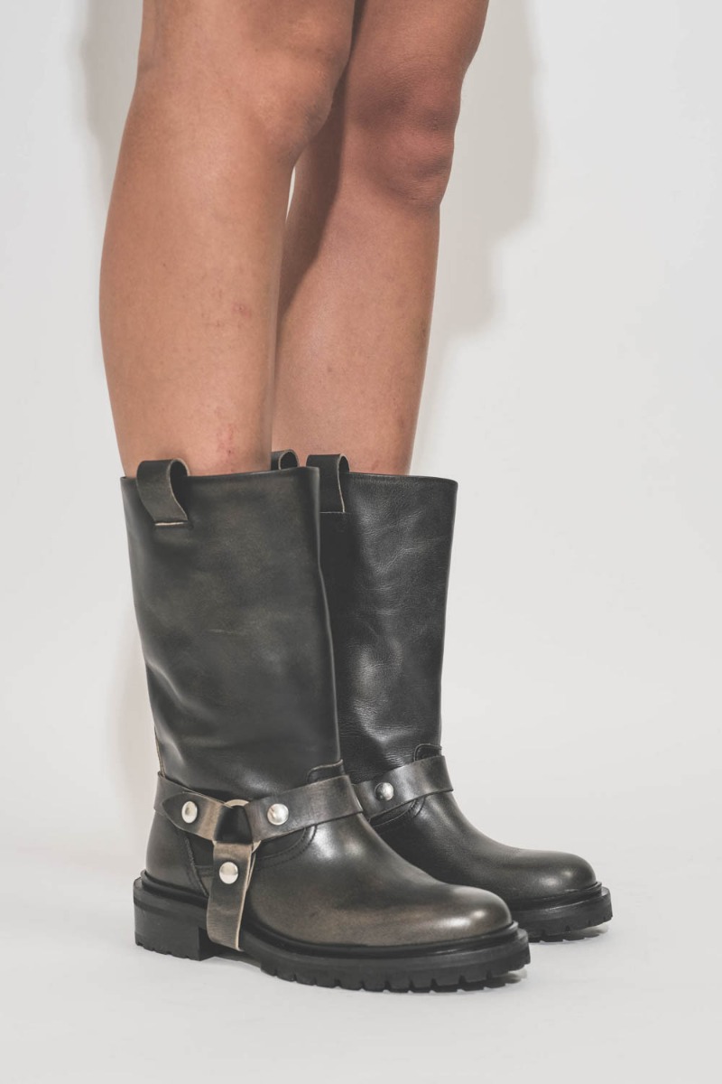 Bottes Kurt Biker Golden Goose en cuir noir. Portées avec les sangles.