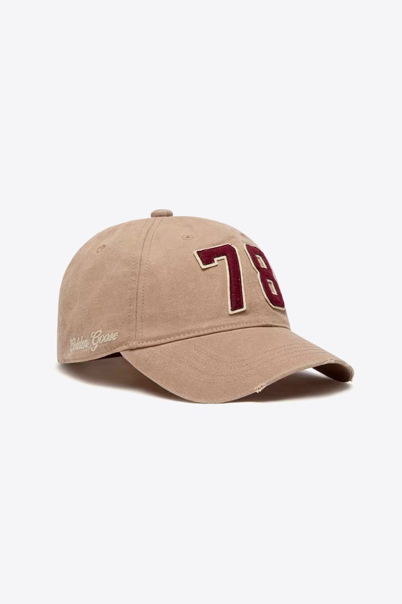 Casquette de baseball Golden Goose en toile beige effet us&eacute; avec patch 78 bordeaux. Vue de profil.
