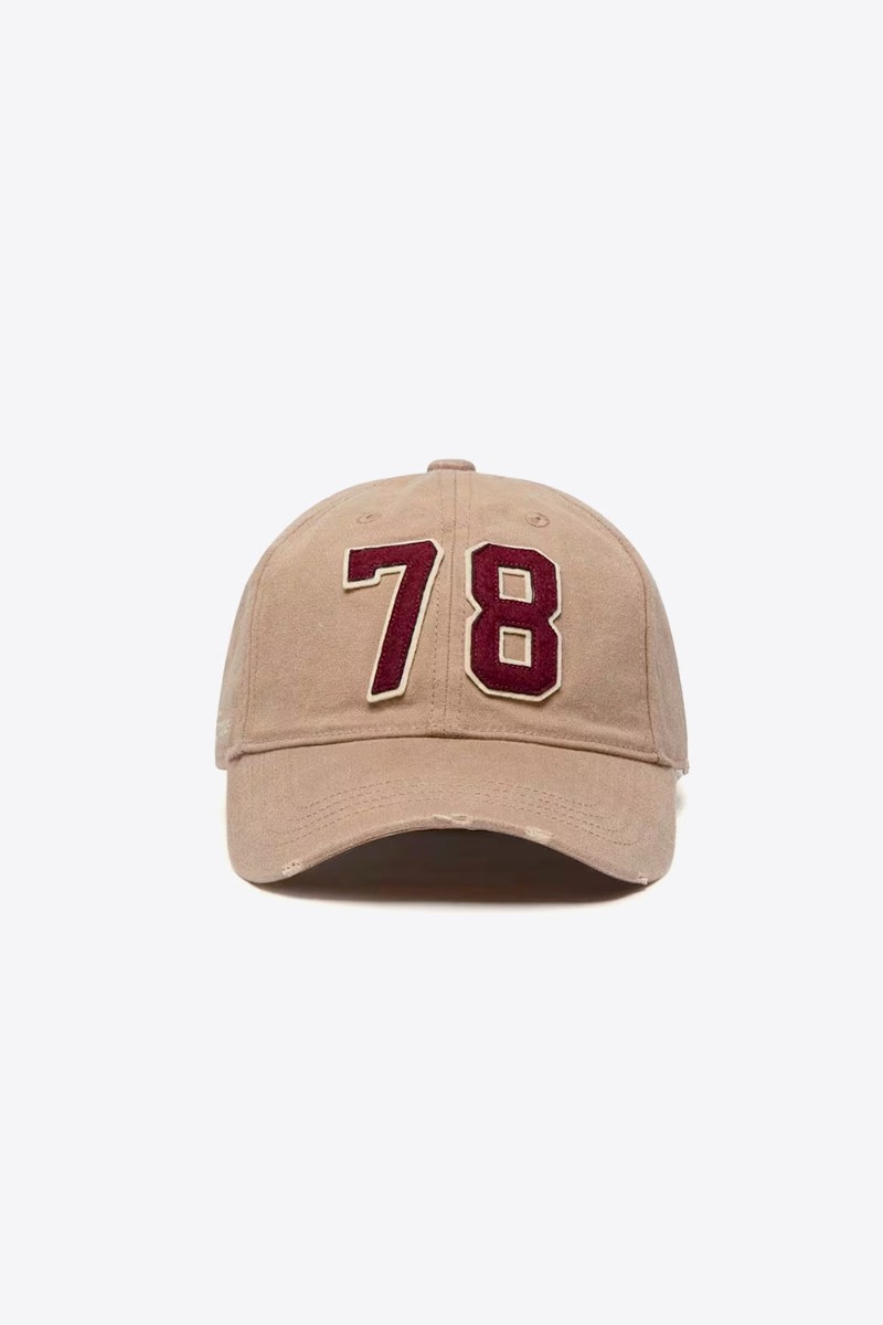 Casquette de baseball Golden Goose en toile beige effet us&eacute; avec patch 78 bordeaux. Vue de face.