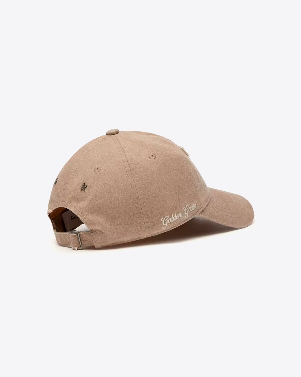 Casquette de baseball Golden Goose en toile beige effet us&eacute; avec patch 78 bordeaux. Vue de dos.