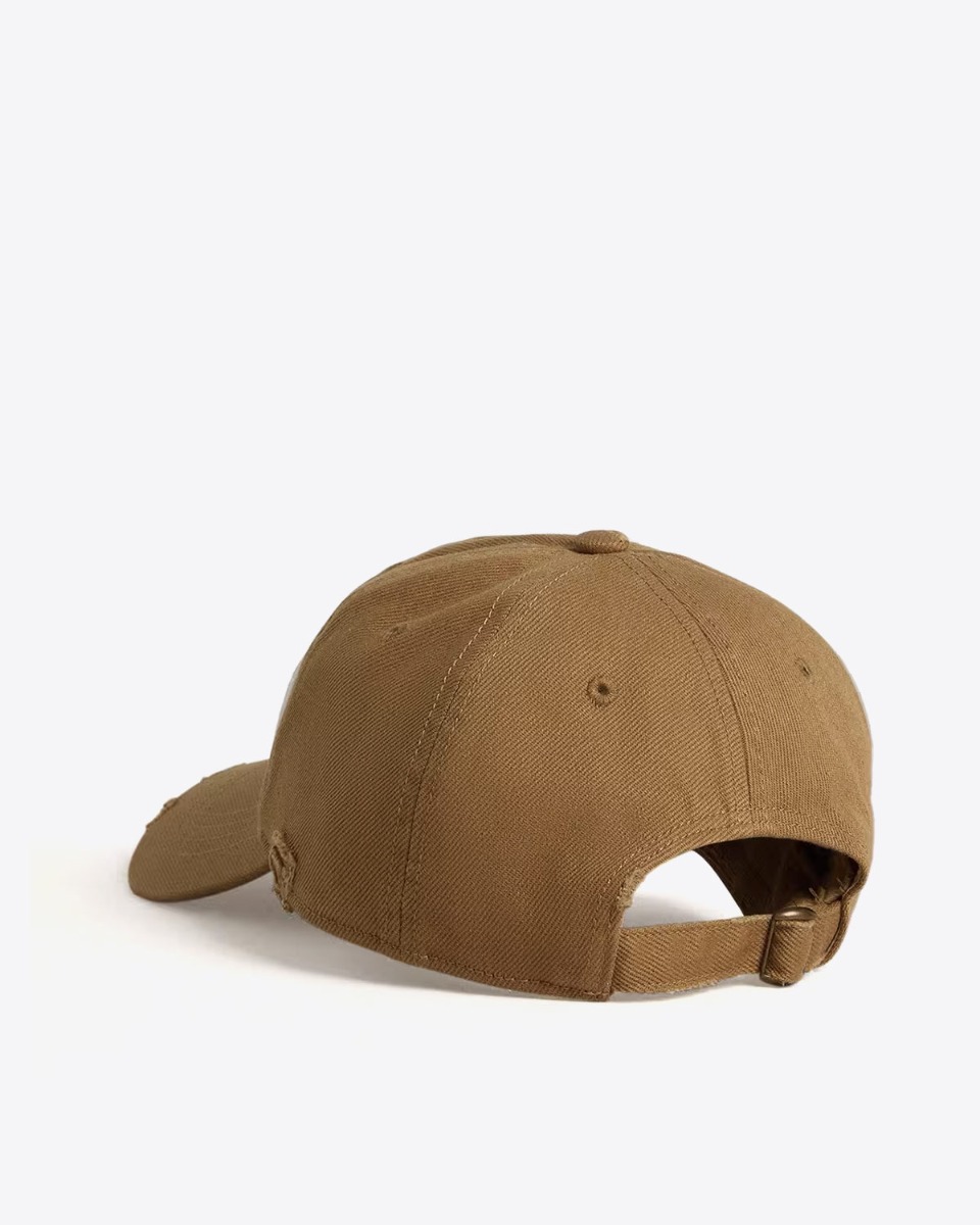 Casquette de baseball en coton beige logo brodé marron "Golden" à effet usé Golden Goose. Modèle mixte. Détail de l'attache à l'arrière.