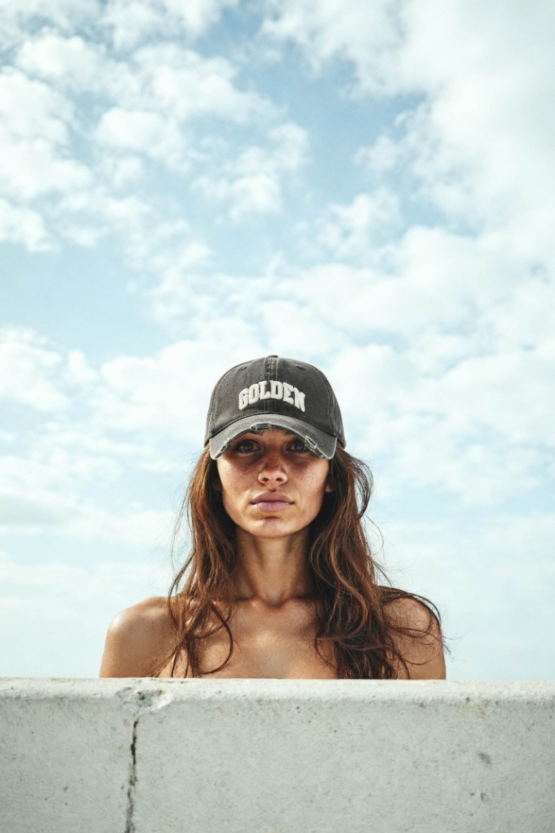 Casquette de baseball en coton gris logo "Golden" brodé blanc effet usé Golden Goose. Modèle unisexe. Création artistique générée avec l'IA.