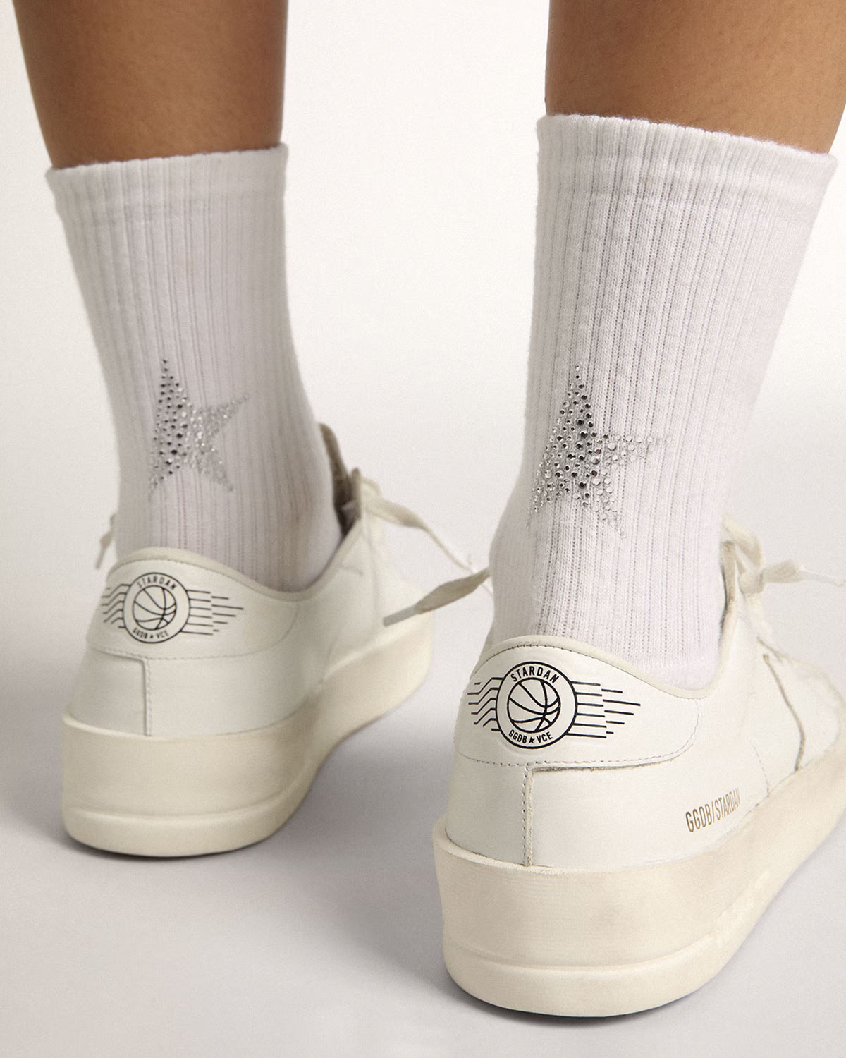 Chaussettes Etoile Golden Goose blanches avec une étoile en strass. Portées avec une paire de sneakers Stardan.