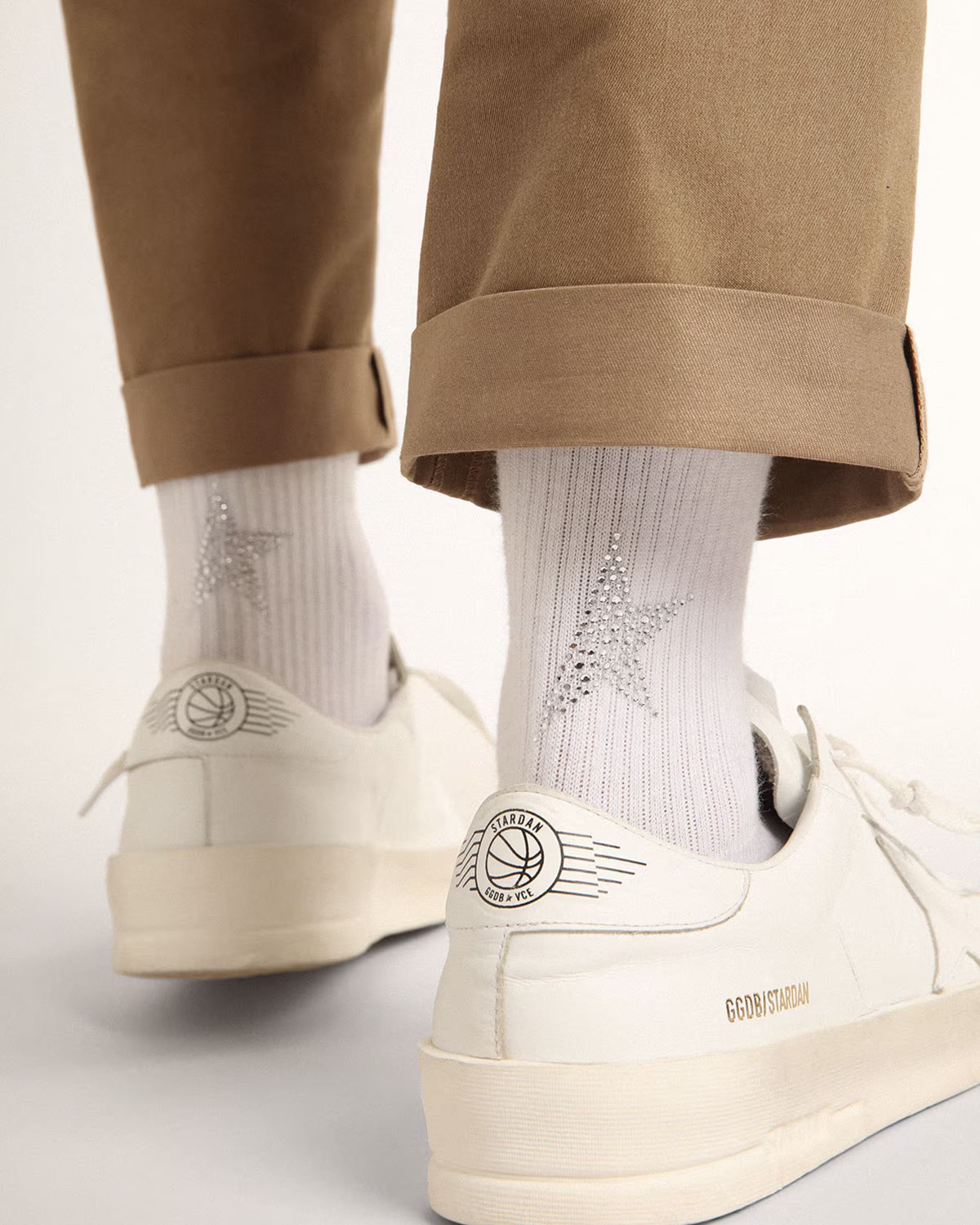 Chaussettes Etoile Golden Goose blanches avec une étoile en strass. Portées avec une paire de sneakers Stardan.