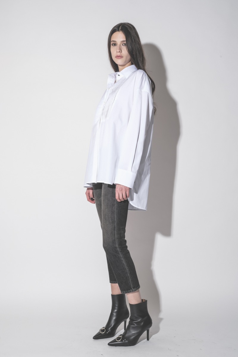 Chemise oversize Bib Golden Goose en popeline de coton blanc, port&eacute;e de profil.