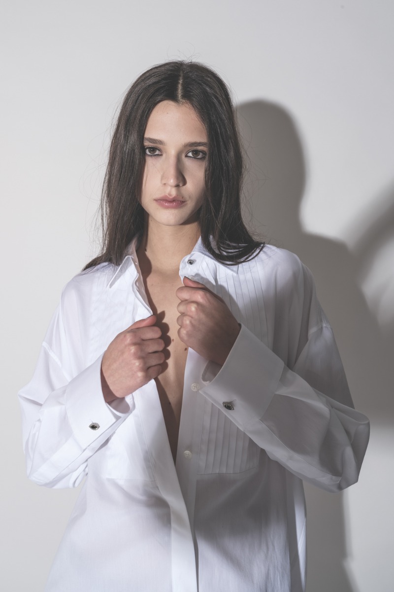 Chemise oversize Bib Golden Goose en popeline de coton blanc. D&eacute;tail des poignets. 