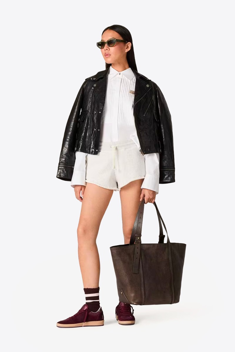 Produit Chemise oversize Bib Golden Goose en popeline de coton blanc. Portée avec un perfecto en cuir noir sur les épaules.