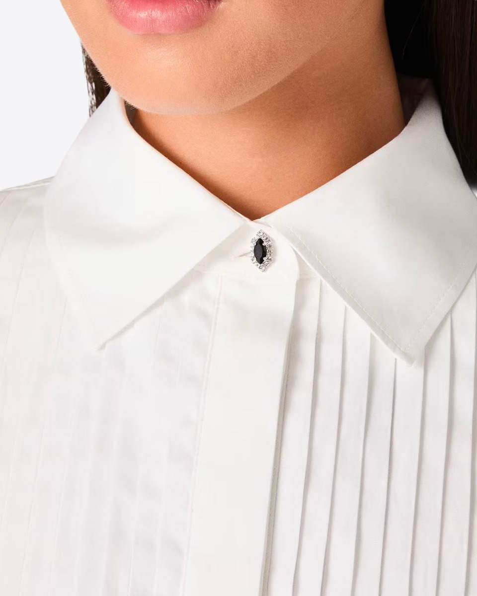 Chemise oversize Bib Golden Goose en popeline de coton blanc. D&eacute;tail du col avec le bouton-bijou.