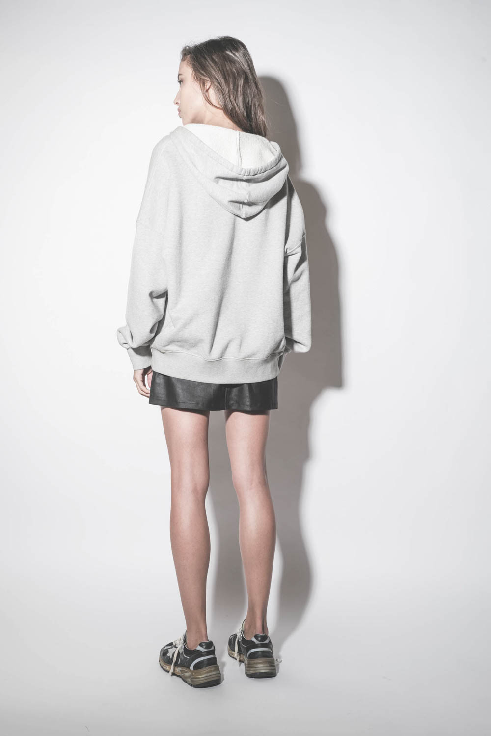 Baskets Running Dad noir et argent 90282 Golden Goose femme. Porté de dos.