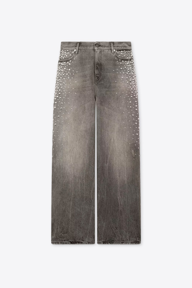 Jean Boyfriend Melody Golden Goose femme en denim gris, clout&eacute; avec des cabochons en m&eacute;tal argent&eacute;. Vue de face.