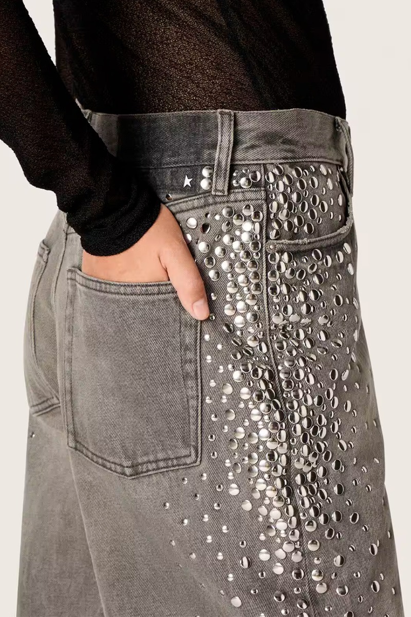 Jean Boyfriend Melody Golden Goose femme en denim gris, clout&eacute; avec des cabochons en m&eacute;tal argent&eacute;. D&eacute;tail des cabochons en m&eacute;tal argent&eacute; effet d&eacute;grad&eacute;.