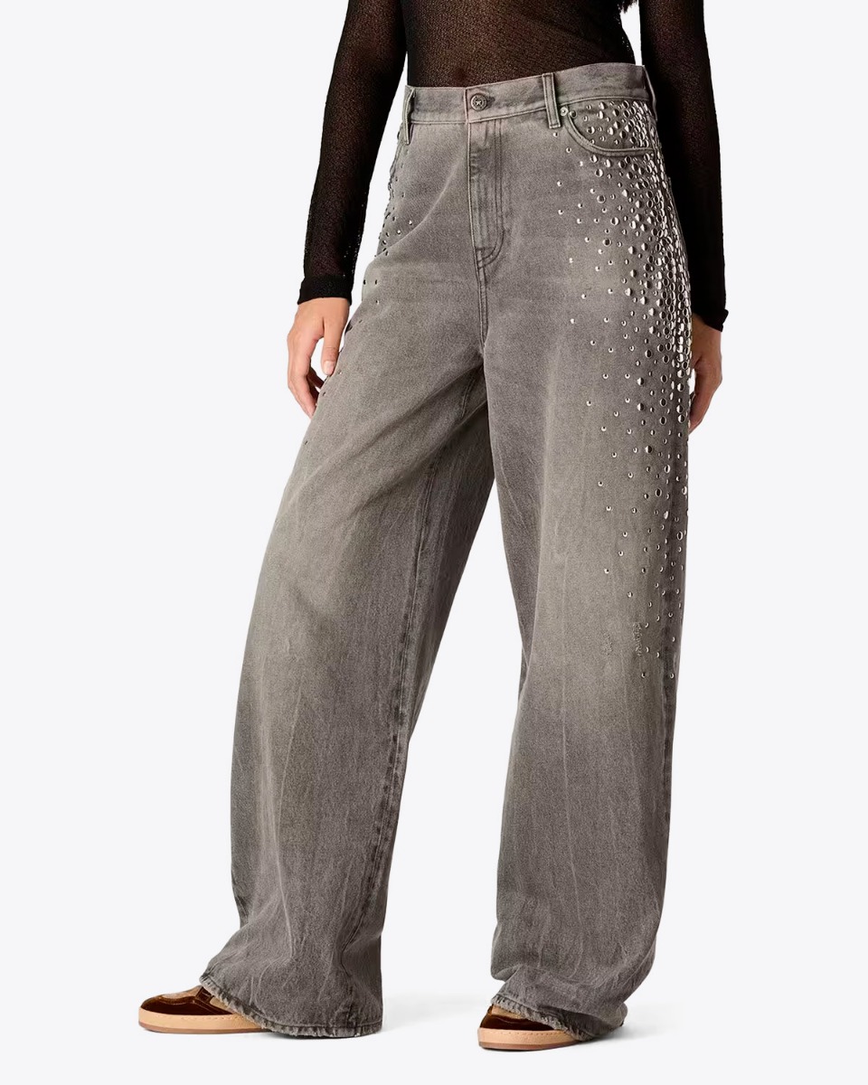 Jean Boyfriend Melody Golden Goose femme en denim gris, clout&eacute; avec des cabochons en m&eacute;tal argent&eacute;, port&eacute; de face.