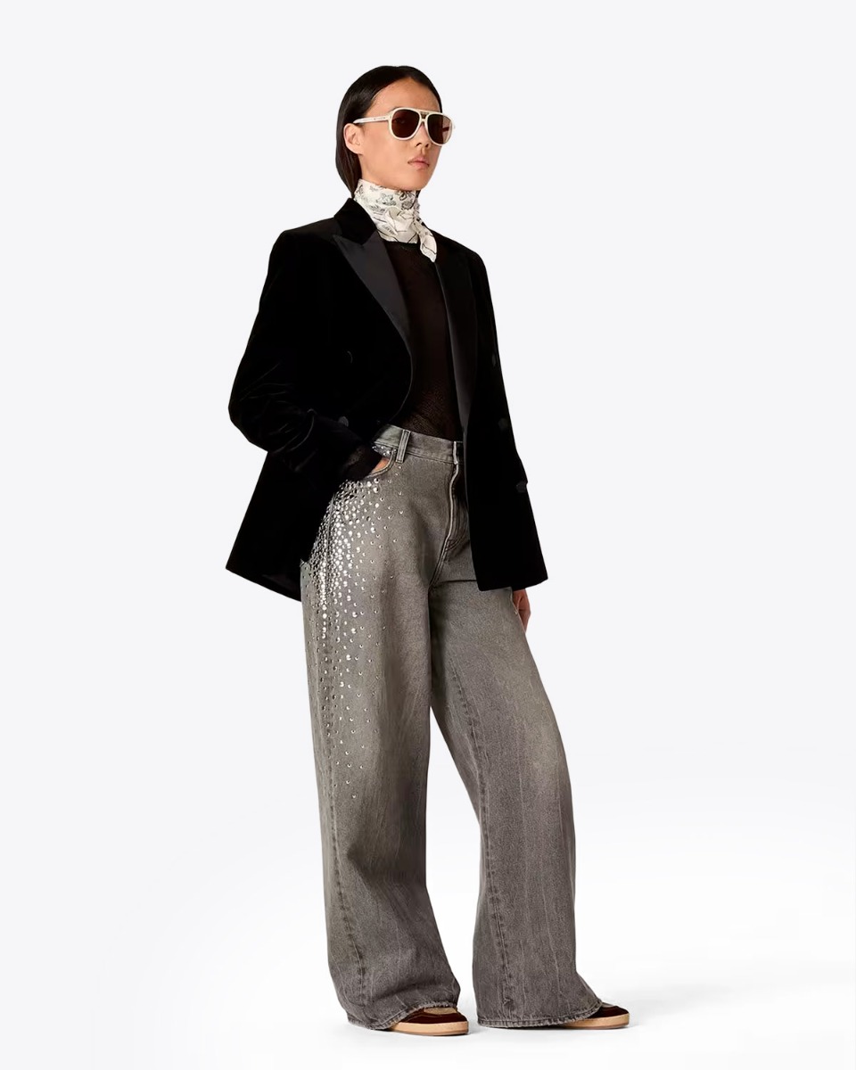 Jean Boyfriend Melody Golden Goose femme en denim gris, clout&eacute; avec des cabochons en m&eacute;tal argent&eacute;, port&eacute; avec des sneakers.