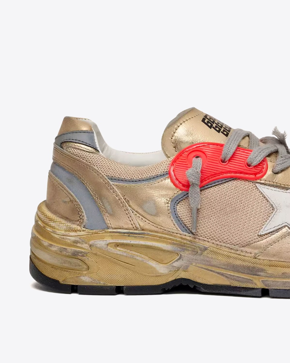Sneakers Running Dad Star Golden Goose femme en cuir et r&eacute;sille lam&eacute; or, &eacute;toile en cuir blanc. D&eacute;tail de la semelle.