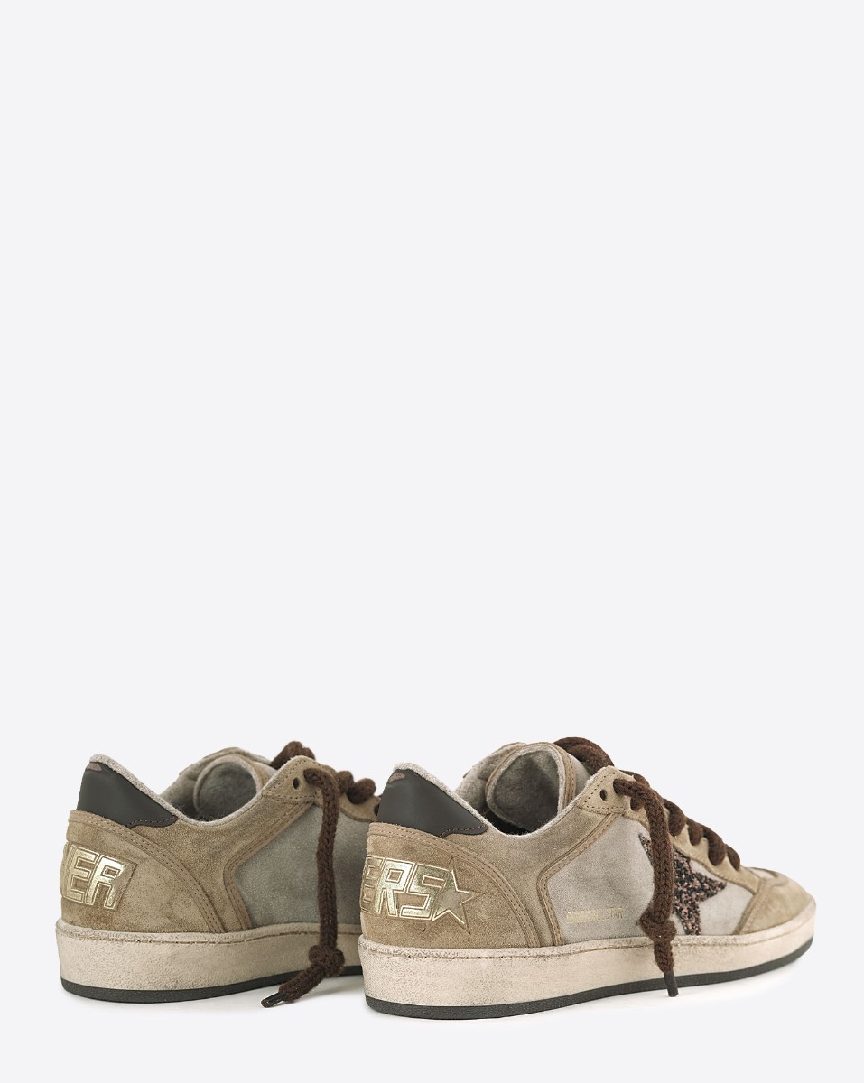 Sneakers Ball Star Golden Goose femme en cuir su&eacute;d&eacute; gris et beige, arri&egrave;re noir, &eacute;toile &agrave; paillettes marron. Vue de dos.