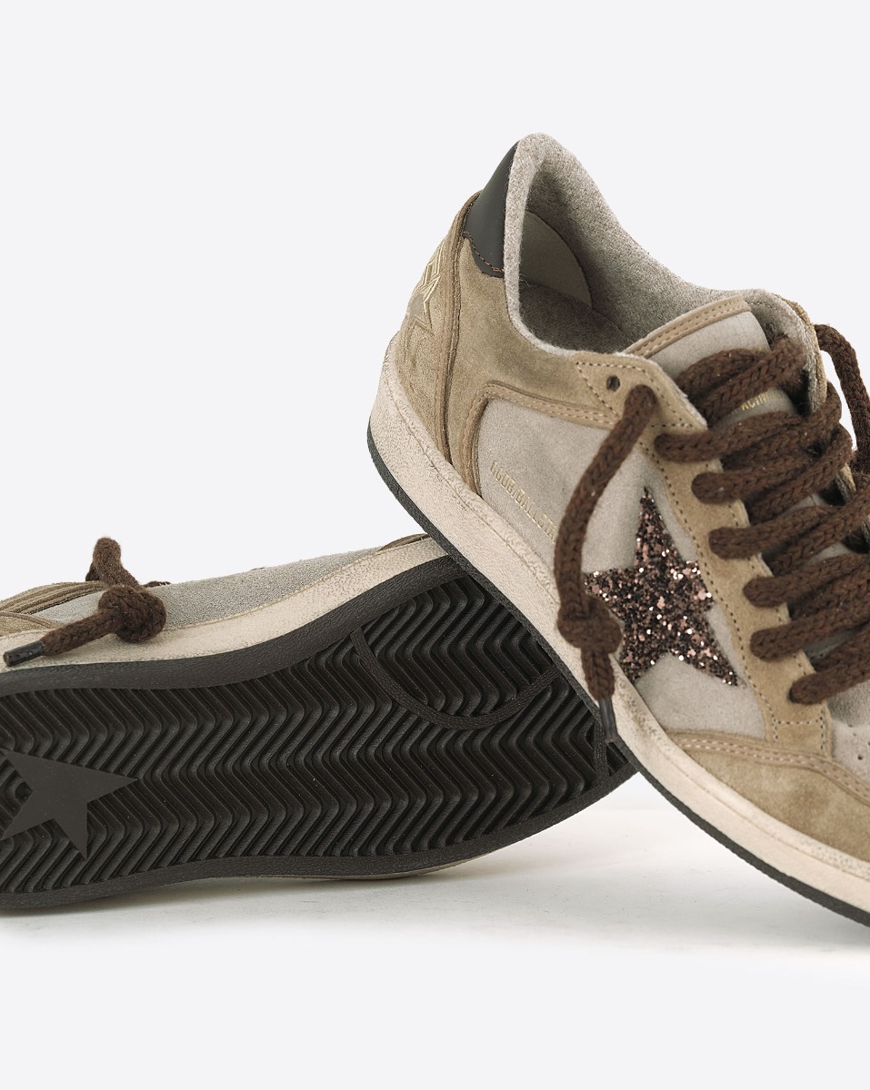 Sneakers Ball Star Golden Goose femme en cuir su&eacute;d&eacute; gris et beige, arri&egrave;re noir, &eacute;toile &agrave; paillettes marron. D&eacute;tails des mati&egrave;res.