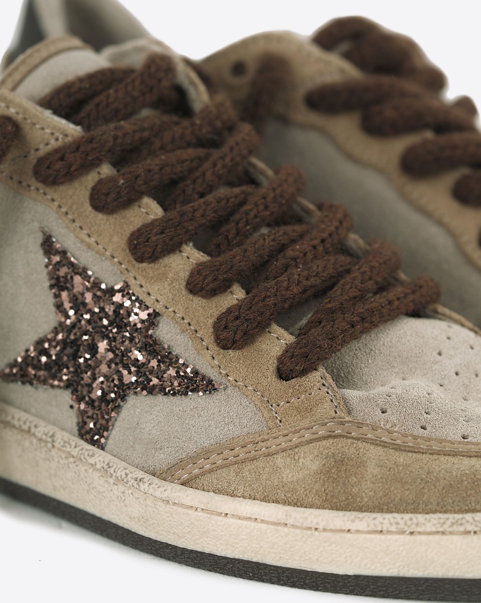 Sneakers Superstar Golden Goose femme en cuir su&eacute;d&eacute; gris et beige, arri&egrave;re noir, &eacute;toile &agrave; paillettes marron. D&eacute;tail des lacets marron.