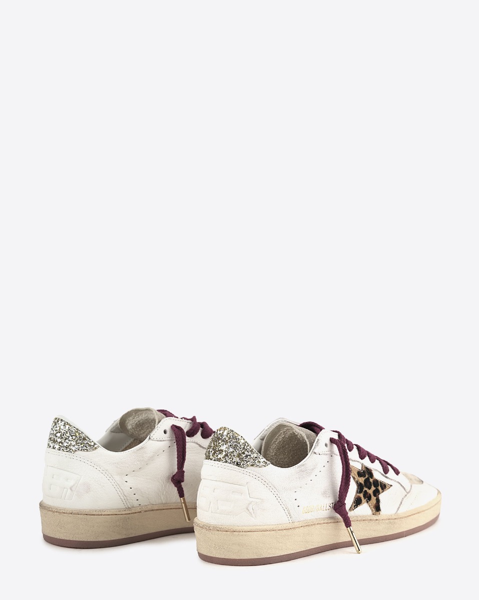 Sneakers Ball Star Golden Goose en cuir blanc, &eacute;toile effet pony l&eacute;opard, arri&egrave;re &agrave; paillettes argent&eacute;es. Vue de dos.