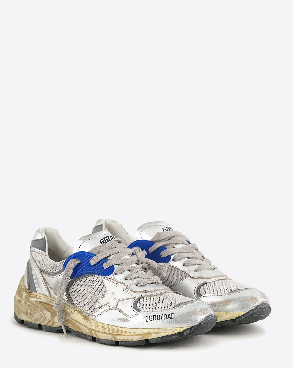 Sneakers Running Dad Silver White 70137 Golden Goose en cuir argent, r&eacute;sille grise, &eacute;toile blanche, semelles dor&eacute;es. Vue de face.