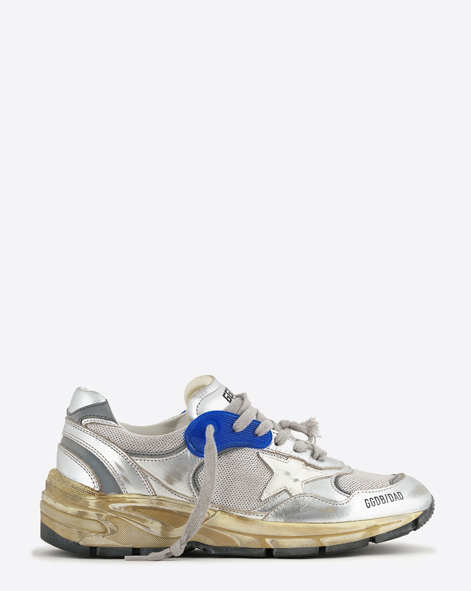 Sneakers Running Dad Silver White 70137 Golden Goose en cuir argent, r&eacute;sille grise, &eacute;toile blanche, semelles dor&eacute;es. Vue de profil.