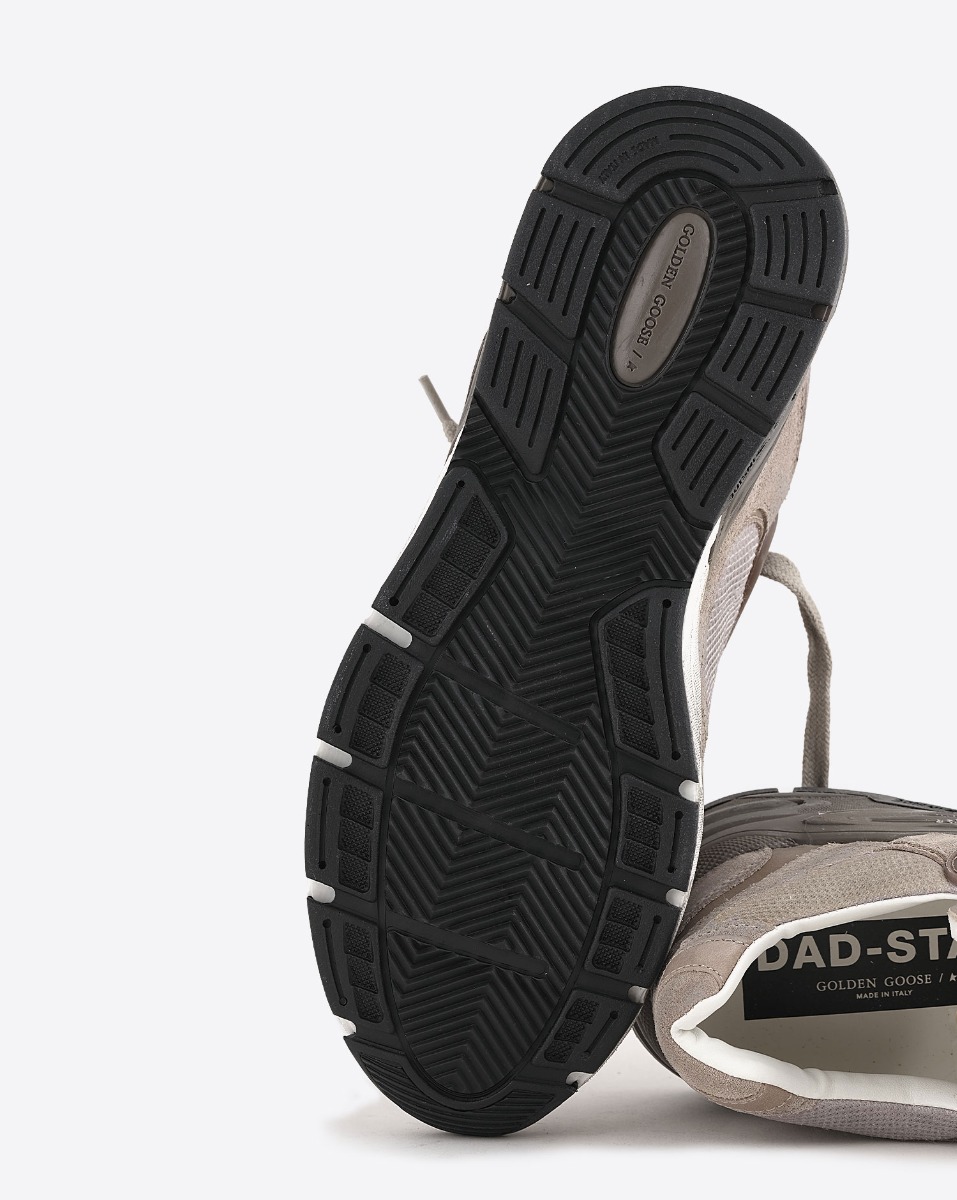 Sneakers Running Dad Golden Goose femme en cuir et r&eacute;sille beige, &eacute;toile en cuir lisse argent. D&eacute;tail de la semelle.