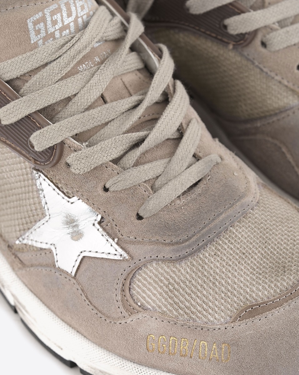 Sneakers Running Dad Golden Goose femme en cuir et r&eacute;sille beige, &eacute;toile en cuir lisse argent. D&eacute;tail des lacets beige et du logo GGDB / DAD.