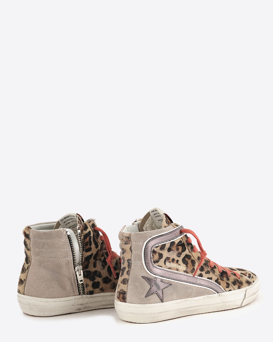 Sneakers Slide Golden Goose en cuir taupe l&eacute;opard, &eacute;toile bronze, lacets orange. Vue de dos.