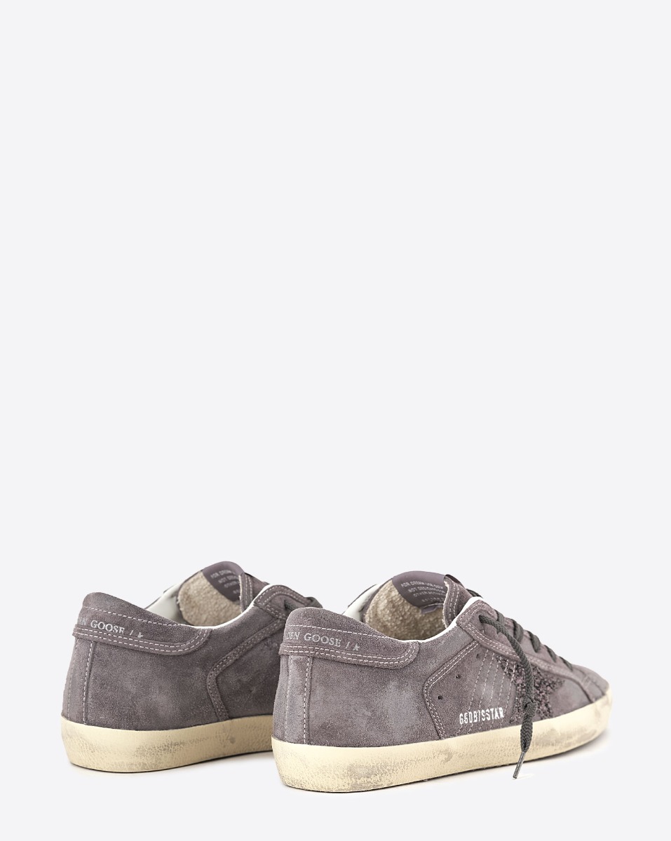 Sneakers Superstar Golden Goose femme en daim gris, &eacute;toile &agrave; paillettes. Vue de dos.