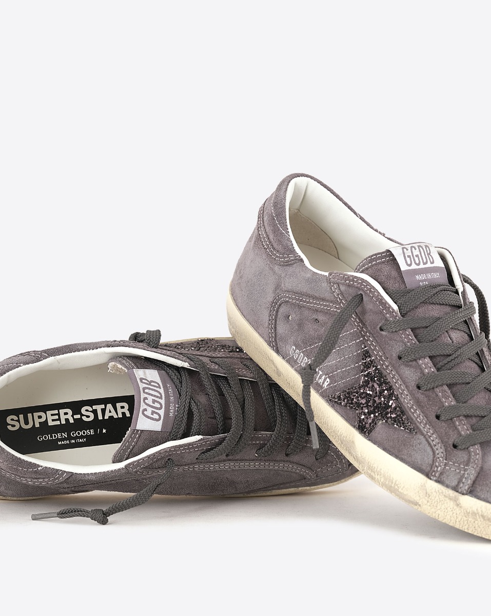 Sneakers Superstar Golden Goose femme en daim gris, &eacute;toile &agrave; paillettes. D&eacute;tail des lacets.