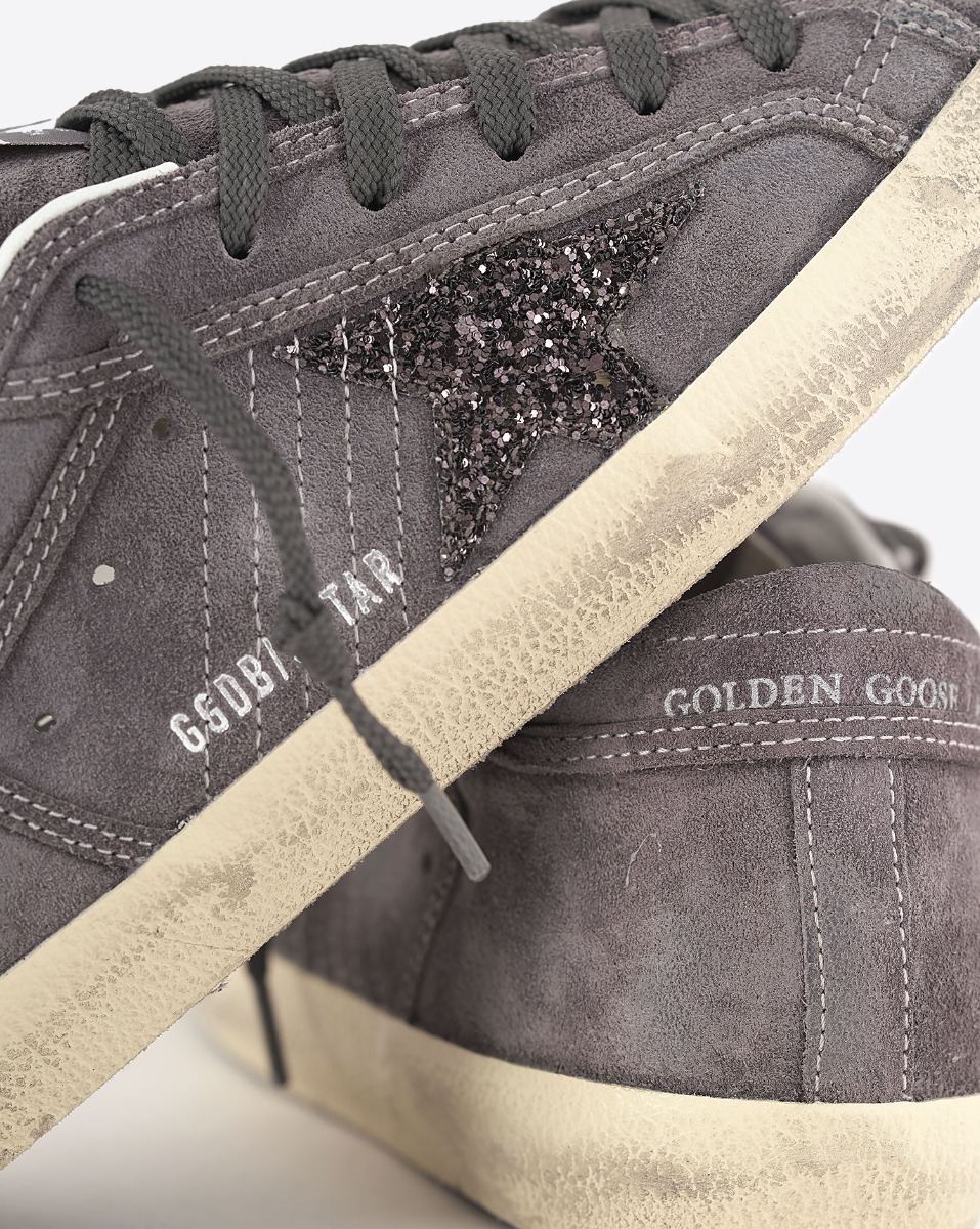 Sneakers Superstar Golden Goose femme en daim gris, &eacute;toile &agrave; paillettes. D&eacute;tail de l'&eacute;toile.