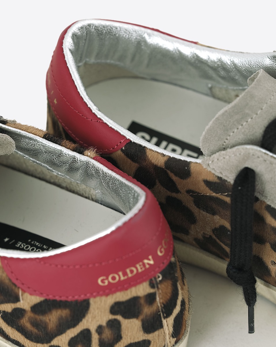 Sneakers superstar 15868 Golden Goose femme en pony l&eacute;opard arri&egrave;re rouge, &eacute;toile blanche. D&eacute;tail mati&egrave;re.