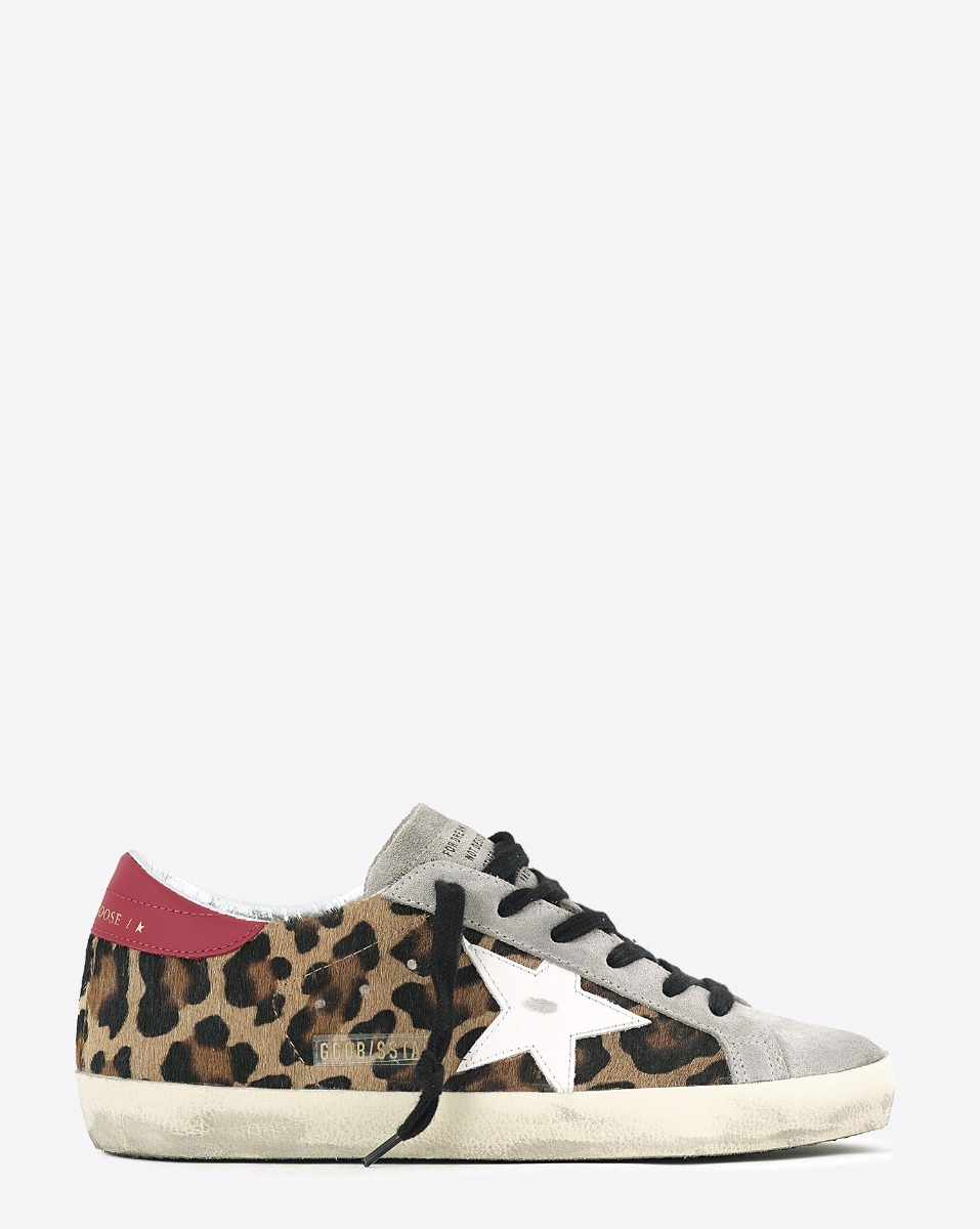 Sneakers superstar 15868 Golden Goose femme en pony l&eacute;opard arri&egrave;re rouge, &eacute;toile blanche. Vue de profil.